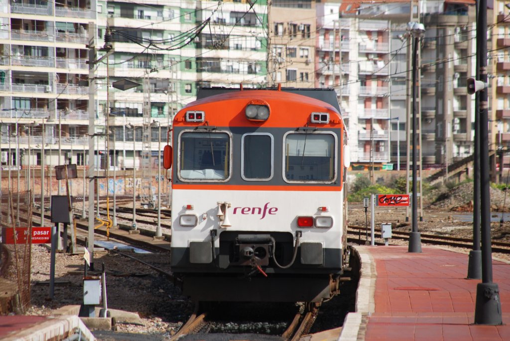 HUELVA (Andalusien/Provinz Huelva), 16.02.2010, ein Regionalzug nach Sevilla Santa Justa bei der Ausfahrt