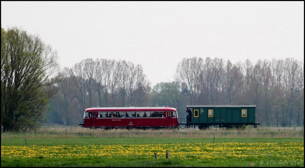 Hmmlinger Fahrrad Express bei seiner Fahrt auf dem Wilhelmshavener Industriegleis zum Bohnenburger Deichschart (Hooksiel) von wo aus man eine Radtour Starten konnte. 01/05/2012