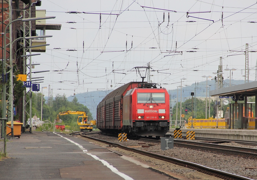 Hui, das war knapp! Passt kaum noch ein Blatt Papier zwischen. Aber keine Angst, ist nur eine optische Tuschung. Fr 185 235-9 mit ihrem Autotransportzug bestand bei diesem Bild zu keiner Zeit Gefahr durch den Zweiwegebagger. Aufgenommen am 09.08.2012 in Eichenberg.