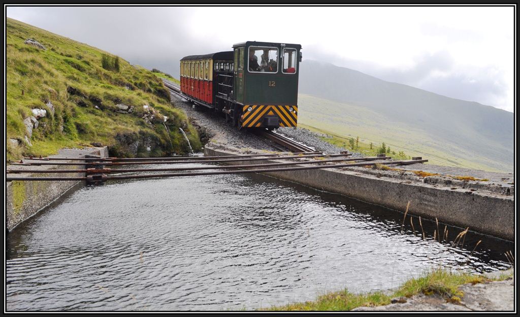 Hunslet Nr 12  George  erreicht die Halfwaystation, wo sich ein Wasserdepot f�r die Dampfloks befindet. (06.09.2012) 