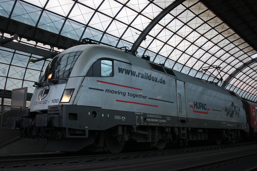 HUPAC/Raildox ES 64 U2-100 (182 600) am 13.1.13 beim Halt in Berlin-Spandau.