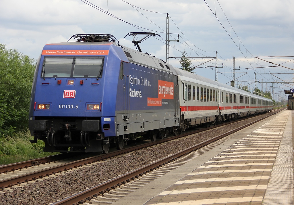 Hurra, mein Premiere-Bild der 101 100-6  Stadtwerke  mit IC in Richtung Wunstorf. Aufgenommen am 07.06.212 in Dedensen-Gmmer.