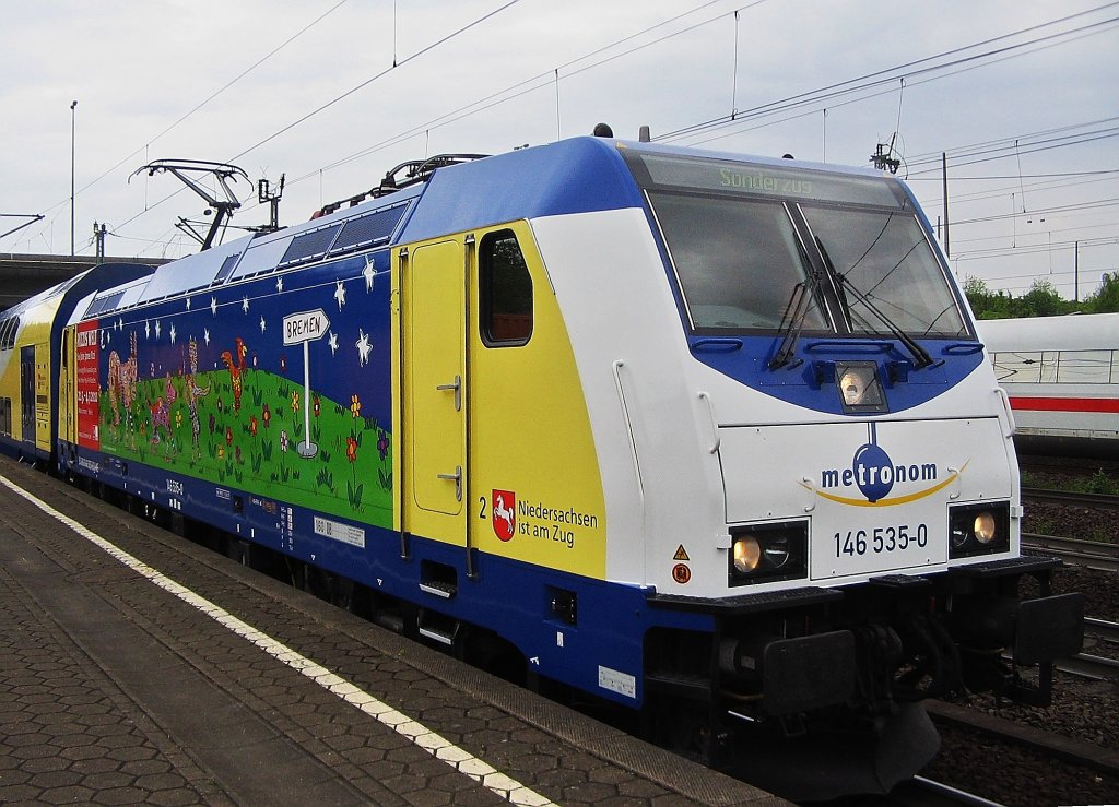 Hurra, der Metronom hat jetzt auch eine Werbelok. Die 146 535-0 macht Werbung f�r die Ausstellung  60 Jahre James Rizzi  in Bremen. Habe sie heute auf der Premierenfahrt Hamburg - Bremen im Harburger Bahnhof erlegt. Der Pop Art K�nstler James Rizzi, der die Lok gestaltet hat, selbst, sowie der Bundesverkehrsminister sollen an Bord gewesen sein. 20. Mai 2010