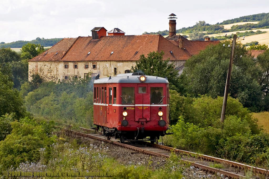 Hurvinek auf der Zwetschgenbahn im Sommersonderwochenendverkehr. Am 26.07.2008 ist es M 131 1280 der das alte Schloss in Libceves hinter sich gelassen hat.
