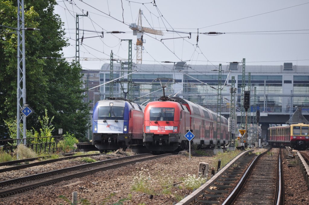 Husarz -EC Berlin --> Warschau trifft Taurus - RE 1 Frankfurt/Oder --> Magdeburg am 26.07.2013 zwischen Berlin Rummelsburg und  dem neuen Bf.Ostkreuz