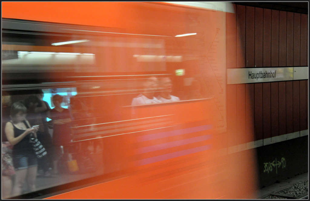 Husch und weg - 

Abfahrt einer S-Bahn im Tiefbahnhof des Stuttgarter Hauptbahnhofes. 

17.06.2012 (J)