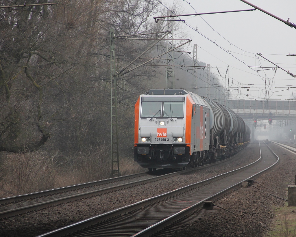 HVLE Nr. 2 am 17.03.2012 kam in Form von 246 010-3 mit Kesselwagenzug in Fahrtrichtung Seelze. Aufgenommen in Dedensen-Gmmer.