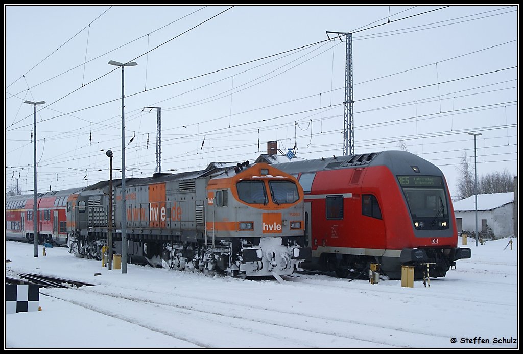 HVLE V 330.03 stand am 14.02.2010 im Rostocker Hbf abgestellt. Daneben eine RE5 Garnitur.