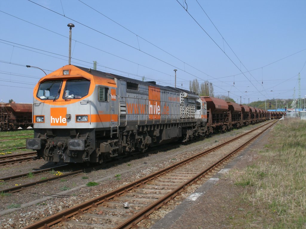 Hvle V330.1 stand am Nachmittag,vom 27.April 2011,mit dem ersten Schwung leerer Wagen zur Abfahrt in Bergen/Rgen,whrend auf der Ladestrae noch die restlichen Wagen entladen wourden.