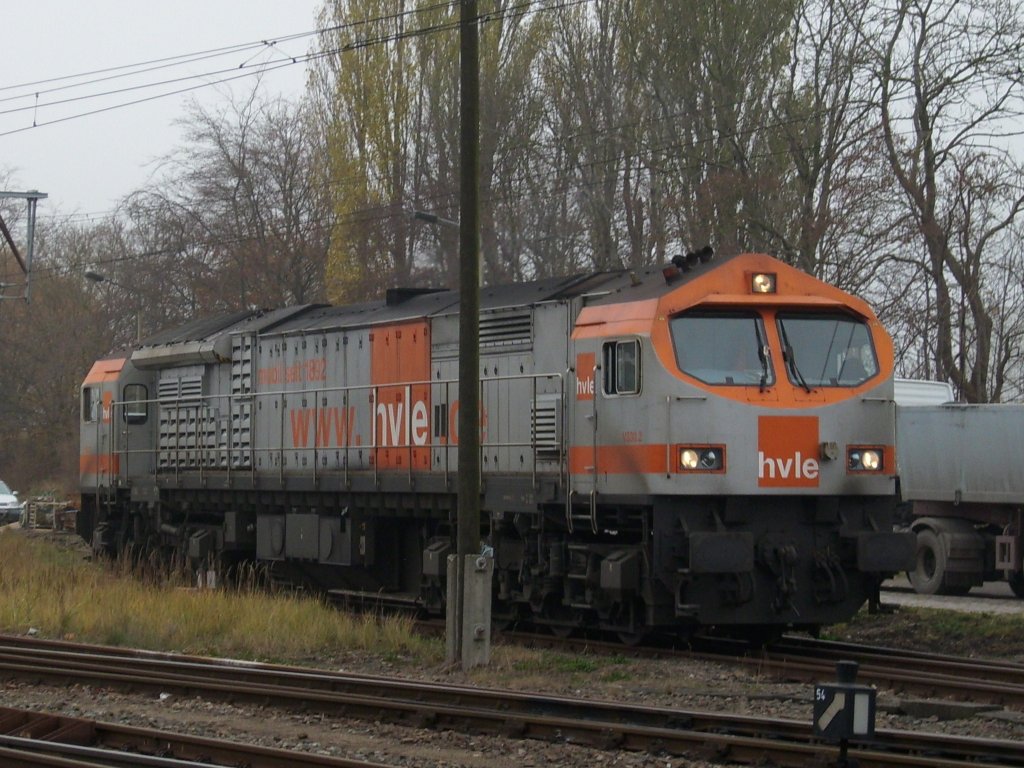 hvle V330.2 rangiert am 13.November 2009 auf der Ladestrae in Bergen/Rgen.
