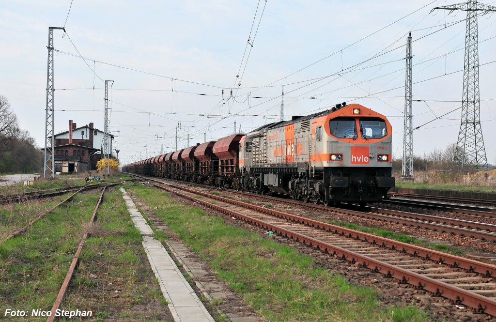 hvle V330.3 mit einem Schttgutzug brummt ber den Westring (Satzkorn 13.04.10) 
