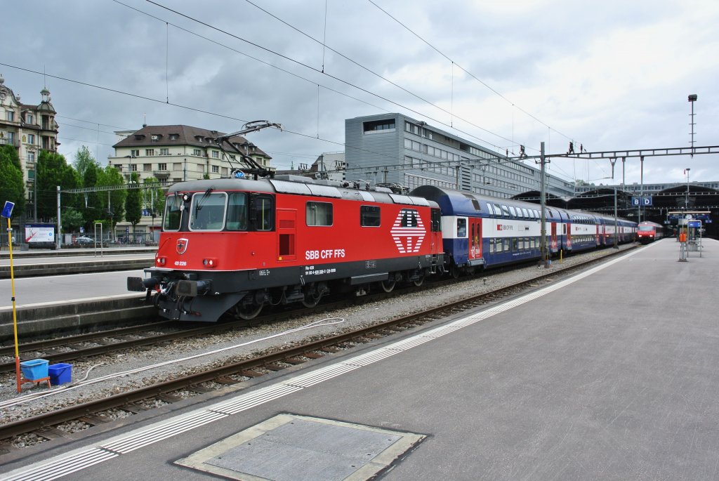 HVZ Pendel, mit der fhrenden Re 420 226-3, als Ersatz IR 2338 bei Ausfahrt in Luzern, 23.06.2013.