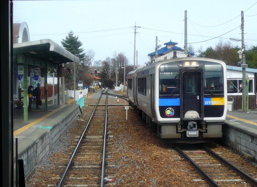 Hybrid-Triebwagen KIHA E200 Nr. 3 wartet in Japans höchstgelegener Bahnstation Nobeyama (1345 M.ü.M.) auf den Gegenzug. 24.November 2009.