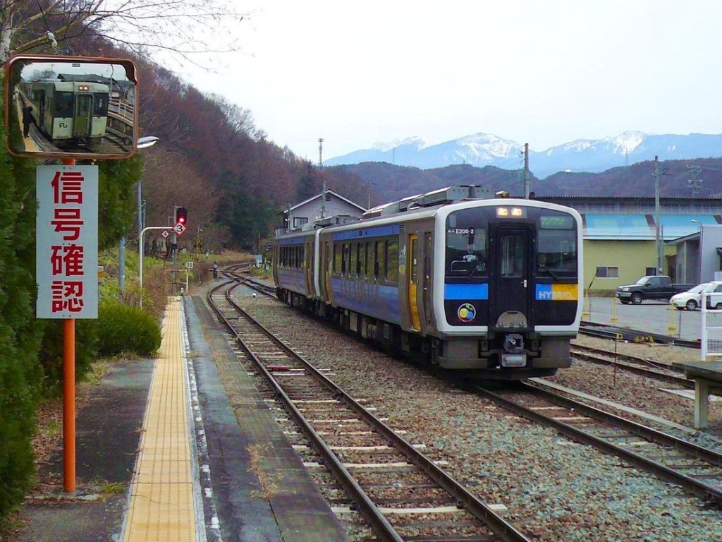 Hybrid-Triebwagen KIHA E200 in seinem Element auf der höchsten Bahnlinie Japans, der 79 km langen Koumi-Linie im zentralen Alpengebiet. Hier fahren die Wagen KIHA E200-2 und KIHA E200-3 in der Station Yachiho ein, 24.November 2009.  