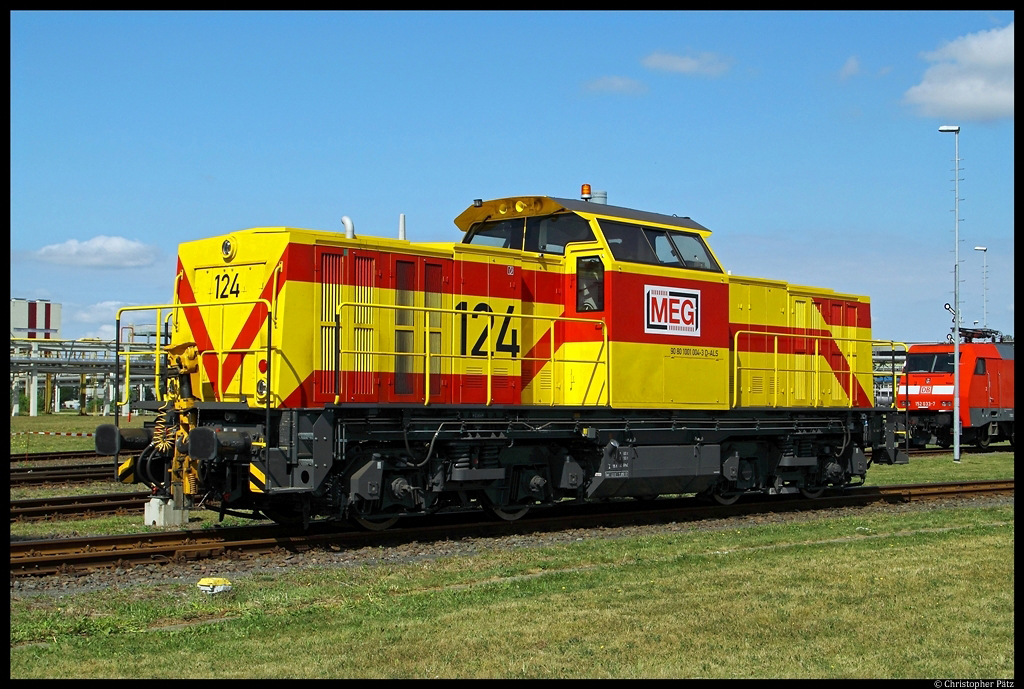 Hybridlok 124 der MEG steht am 1.9.2012 auf der Fahrzeugausstellung der Leunawerke anlsslich des Tags der offenen Tr. Bei der Maschine handelt es sich um die umgebaute 298 094-4.