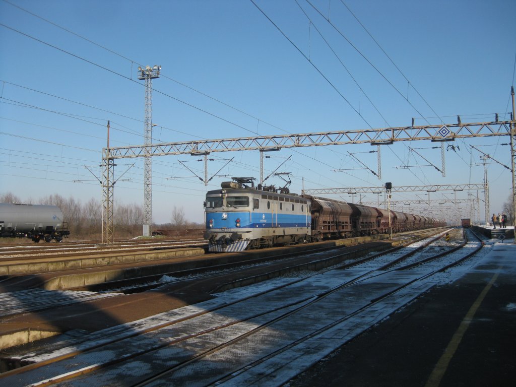 HZ 1141 029 mit Gterzug in Strizivojna-Vrpolje am 28.12.2010