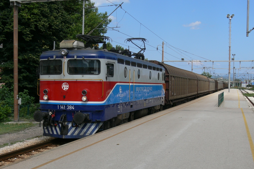 HZ 1141 384 mit Ganzzug Schiebewandwagen am 07.08.2009 in Bahnhof Metkovic 