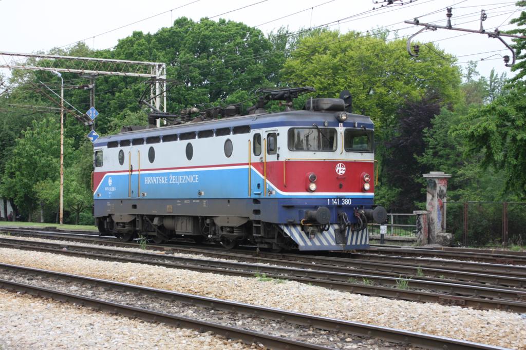 HZ Elektrolok 1141 380 rangiert solo im westlichen Gleisbereich 
des Hauptbahnhof Zagreb am 28.4.2008.
