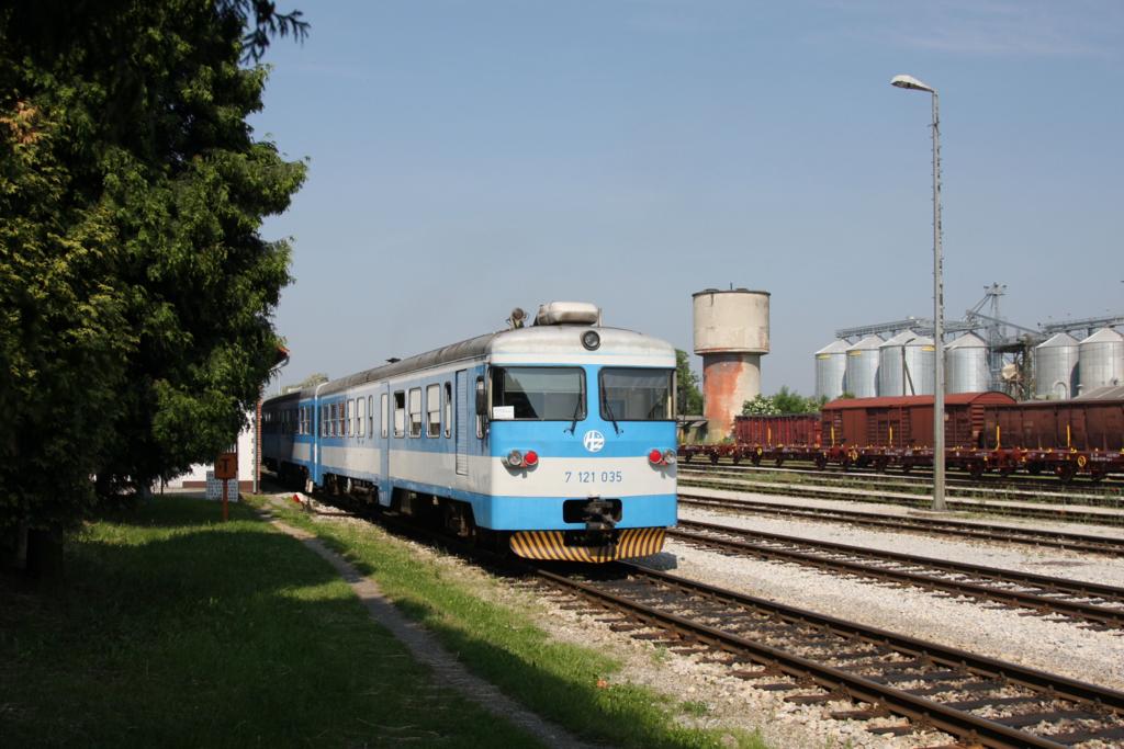 HZ Triebwagen 7121035 verlt am 19.5.2011 den Bahnhof Cakovac 
in Richtung Varazdin.
