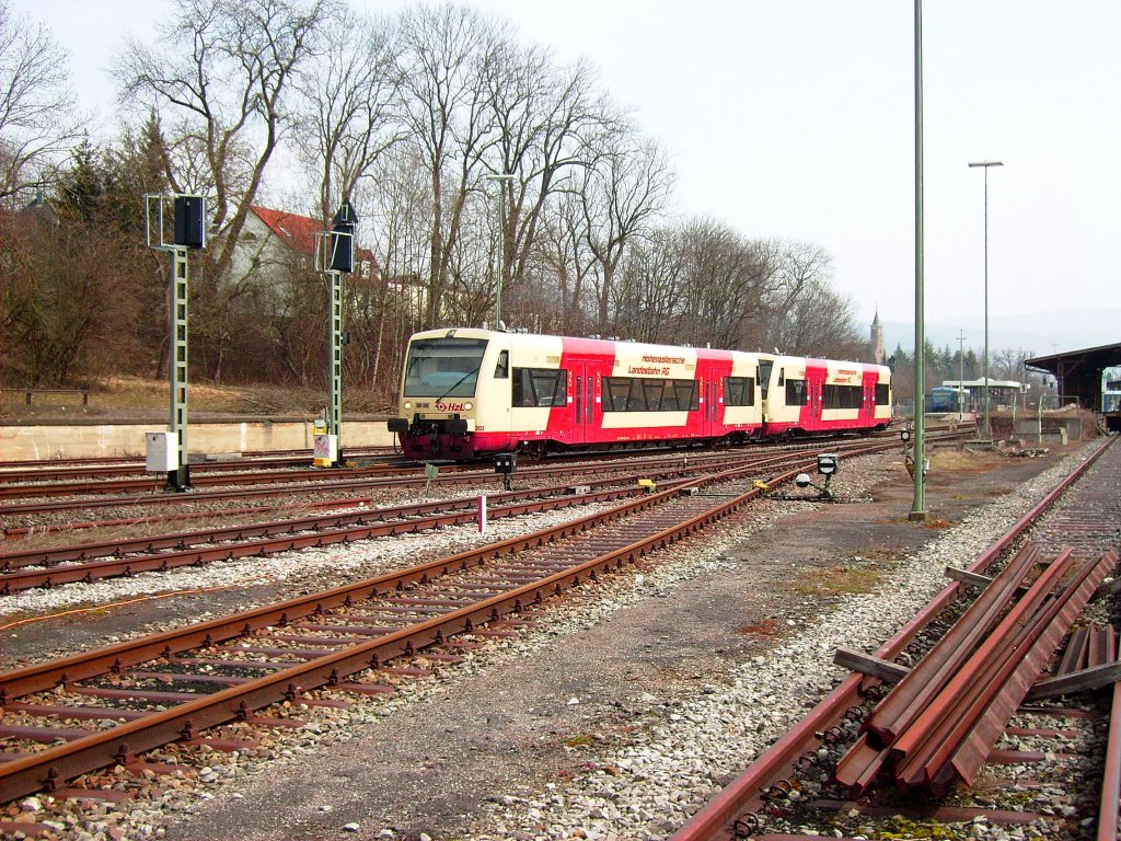 HzL 88332 war am 04.04.2013 mit zwei RS1 der HzL unterwegs nach Tbingen, als sie gerade den Bahnhof von Hechingen im Hohenzollerischen verlassen.