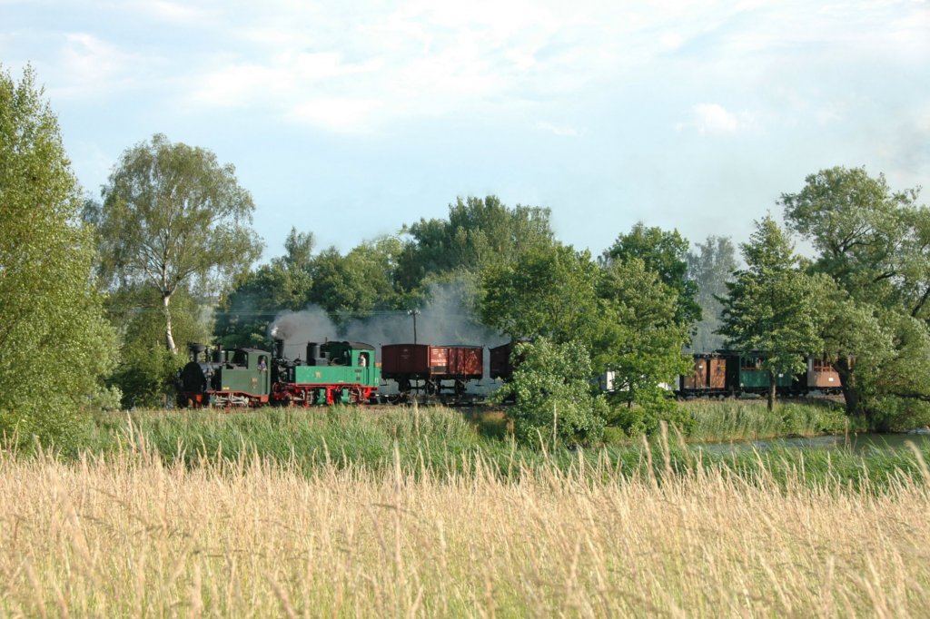 I K No. 54 und IV K No. 176 mit einem Fotogterzug auf der Lnitzgrundbahn, hier auf dem Dippelsdorfer Damm (16.06.12)