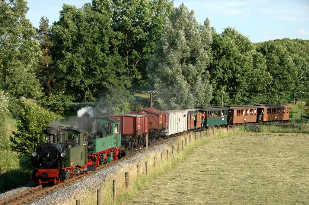I K No. 54 und IV K No. 176 mit einem Fotogterzug auf der Lnitzgrundbahn, hier vor Radeburg (16.06.12)