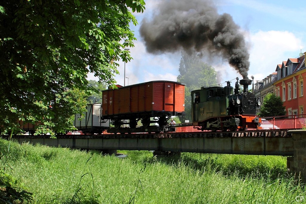 I K No.54 berquert die Dllnitz nahe dem Haltepunkt Oschatz-Krnerstrae mit einem Gterzug. (4.6.2010)
