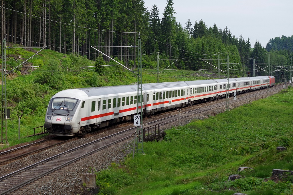 IC 1003 mit BR 101 am Zugschluss und +65 min am 08.06.2013 bei der Bastelsmhle gen Kronach. 