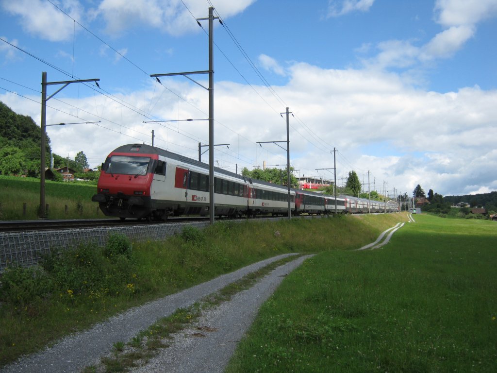 IC 1067 mit 2 Modulen zwischen Spiez und Faulensee in Richtung Interlaken, 16.09.2011.