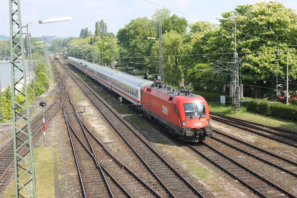 IC 118 aus Salzburg erreicht gerade den Bahnhof Lindau hbf. Gezogen von 1116 117-1 der BB. Ab Lindau bernehmen zwei 218 den Zug weiter nach Ulm. (01.05.2011)