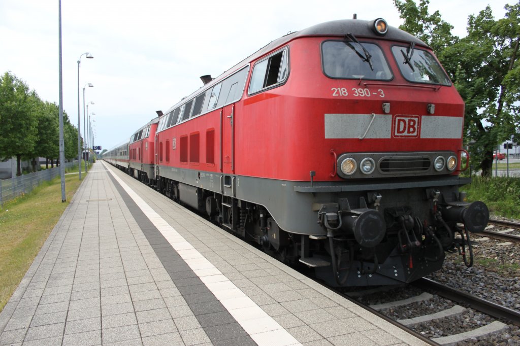 IC 118 aus Salzburg erreicht den Bahnhof Meckenbeuren. Gezogen wird dieser Zug zwischen Lindau - Friedrichshafen und Ulm von zwei Loks der Baureihe 218. 218-390-3 ist hier an der Spitze (14.05.2011)