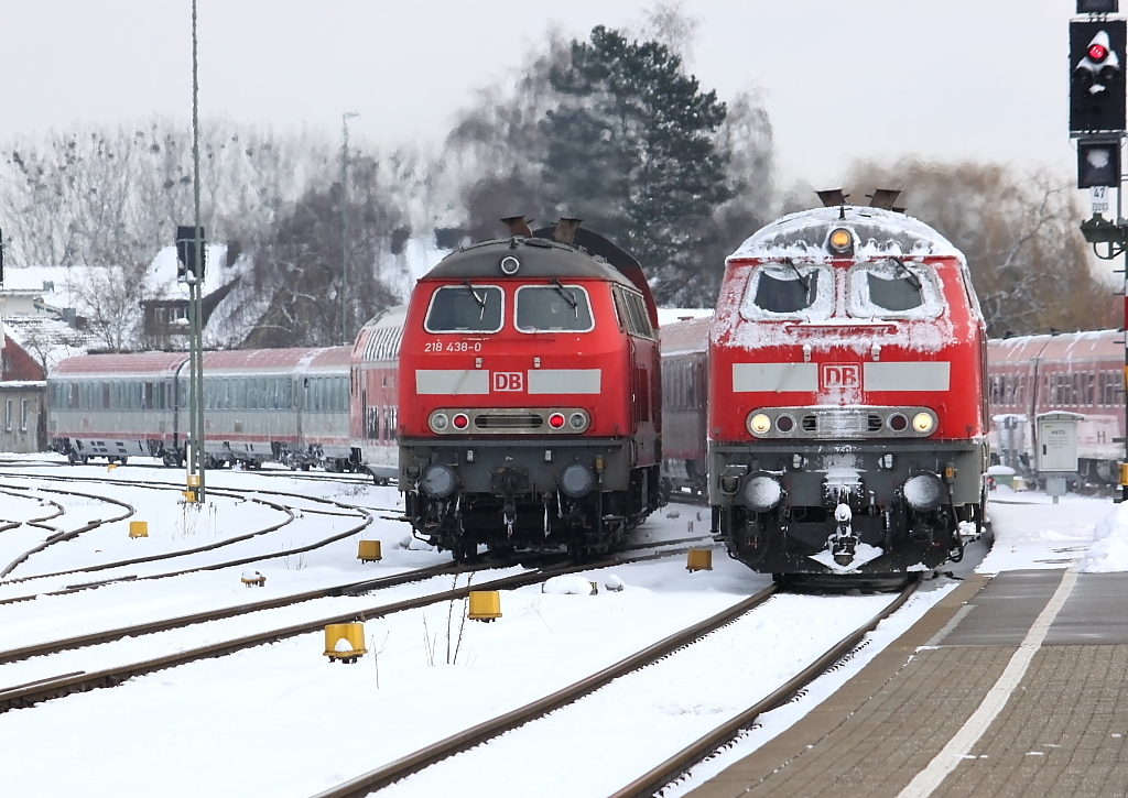 IC 118 aus Salzburg fhrt in Friedrichshafen ein (rechts), links verlsst IRE 4225 Friedrichshafen in Richtung Lindau, Friedrichshafen 09.02.2013