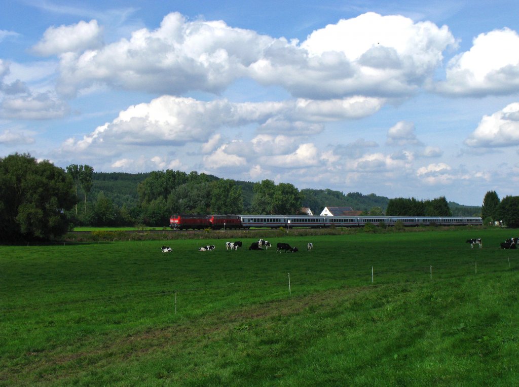 IC 119 (Mnster Hbf-Innsbruck Hbf) mit einem 218-Prchen bei Hochdorf unterwegs in Richtung Sden. (11.September 2010)