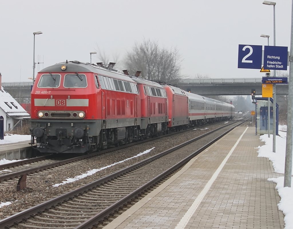 IC 1218 auf dem Weg nach Frankfurt, hier am Bahnhof  Friedrichshafen Lwental , gezogen von 218 406-7 und 218 439, 101 143 wird mit gezogen. Der IC1218 fhrt von Mnchen ber Innsbruck,Lindau,Friedrichshafen,Ulm,Stuttgart nach Frankfurt Hbf, auf dem Teilstck Lindau-Friedrichshafen-Ulm wird der Zug von 2 Diesellokomotiven der Baureihe 218 gezogen, die 101 die den Zug zwischen Mnchen,Innsbruck und Lindau, sowie ab Ulm zieht, wir ber den nicht elektrifizierten Teil mitgezogen - 23.02.2013