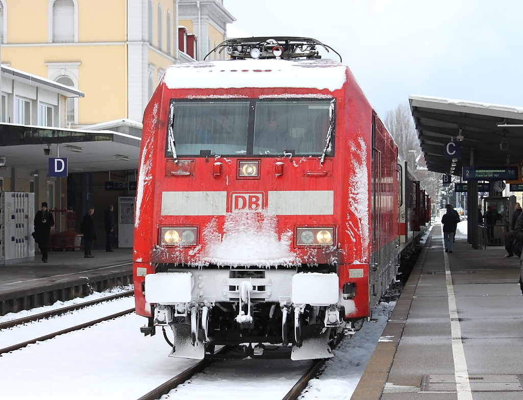 IC 1218 in Friedrichshafen Stadt, auf dem Teilstck Lindau-Friedrichshafen-Ulm wird der Zug von 2*218 gezogen, die E-Lok, die den Zug von Mnchen-Innsbruck-Lindau, und Ulm-Stuttgart-Frankfurt zieht wird dabei auf der Dieselstrecke mit gezogen, hier im Bild die 101 089-1 mit CEWE Werbelackierung, aufgenommen am 2 Februar in Friedrichshafen Stadt, die 2*218 umfahren den Zug gerade.
