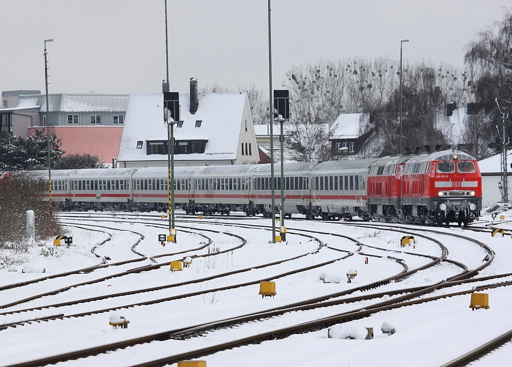 IC 1218 mit dem Laufweg Mnchen-Innsbruck-Lindau-Friedrichshafen-Ulm-Stuttgart nach Frankfurt erreicht mit zwei Dieselloks der Baureihe 218 Friedrichshafen, am Zugschluss (verdeckt) befindet sich eine Lok der Baureihe 101, die den Zug auf den restlichen, elektrifizierten Strecken zieht, 09.02.2013