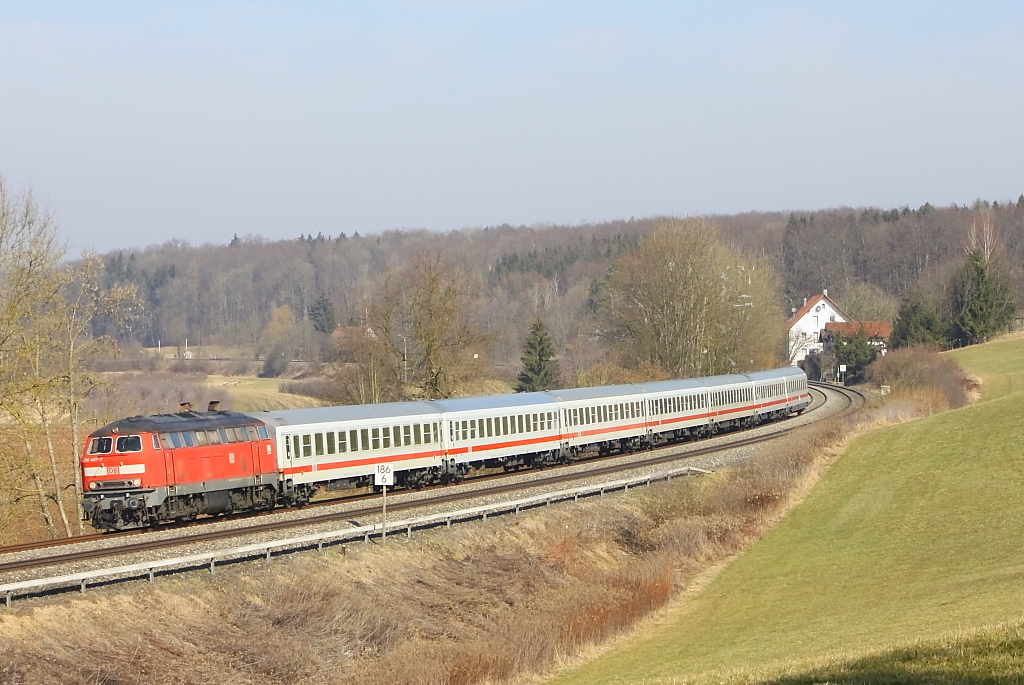 IC 1219 (Frankfurt/Main - Landeck Zams) nrdlich von Meckenbeuren. Nchster Halt des Zuges wird Friedrichshafen Stadt. Dort wird Lok der Baureihe 218 an den Zug genommen, um das Weden zu beschleunigen (10.03.2012)