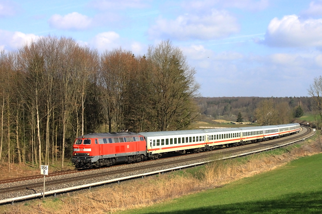 IC 1219 (Frankfurt/Main - Landeck Zams) nrdlich von Meckenbeuren. Nchster Halt des Zuges wird Friedrichshafen Stadt. Dort wird Lok der Baureihe 218 an den Zug genommen, um das Weden zu beschleunigen