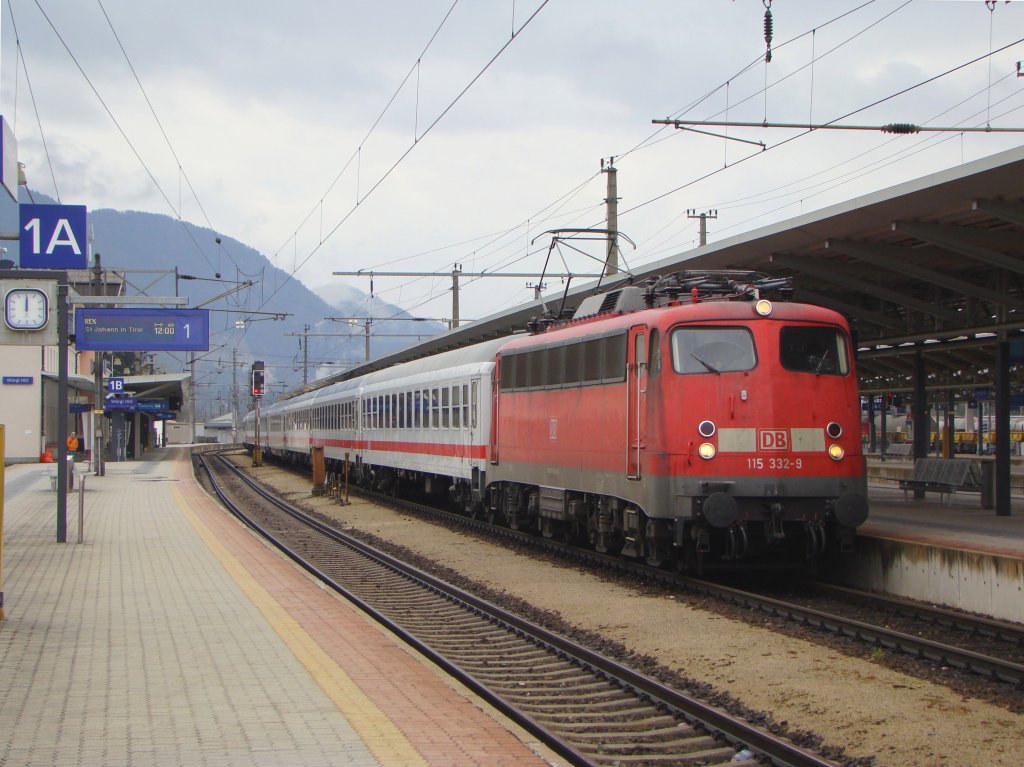 IC 1280 Grossglockner mit DB Br 115 332-9 in Wrgl,abfahrbereit nach Flensburg.05.04.2010