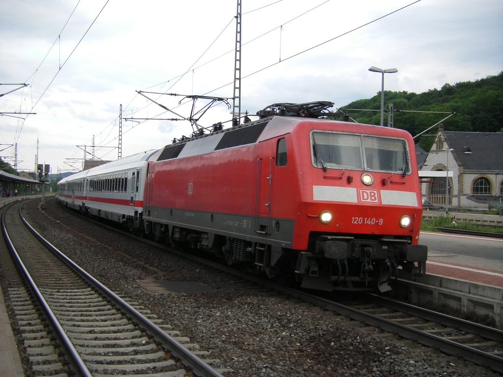 IC 1854 nach Frankfurt Hbf um 19.48 Uhr bei der Ausfahrt in Eisenach.  06.06.10