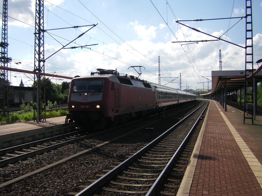 IC 1857 zur weiterfahrt nach Halle/Saale mit ca. 10 Min. versptung bei der Ausfahrt in Eisenach am 11.06.10.