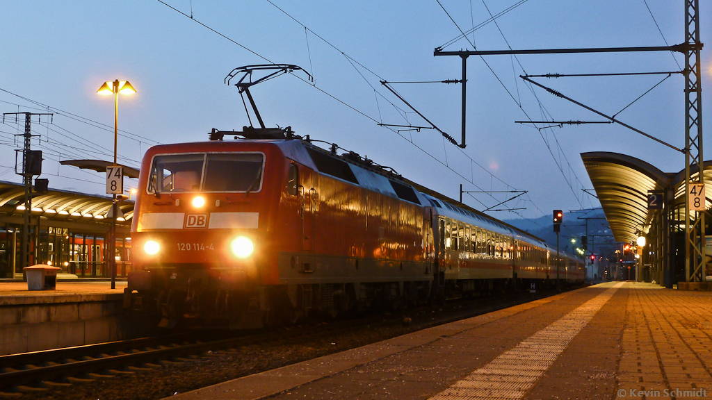 IC 1916 in der Morgendämmerung im Startbahnhof Saalfeld (Saale) auf Gleis 3. 120 114-4 wird ihn mit Verstärkung einer weiteren 120 am Zugschluss bald nach Hamburg-Altona befördern. (09.03.2012)