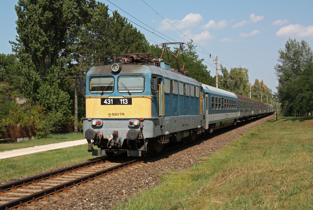 IC 200 (Kvarner) wird am Morgen des 28.07.2012 von Budapest-Keleti nach Zagreb gebracht. Hier durchfhrt der, von 431 113 gezogene, Zug Sifok-Szplak.