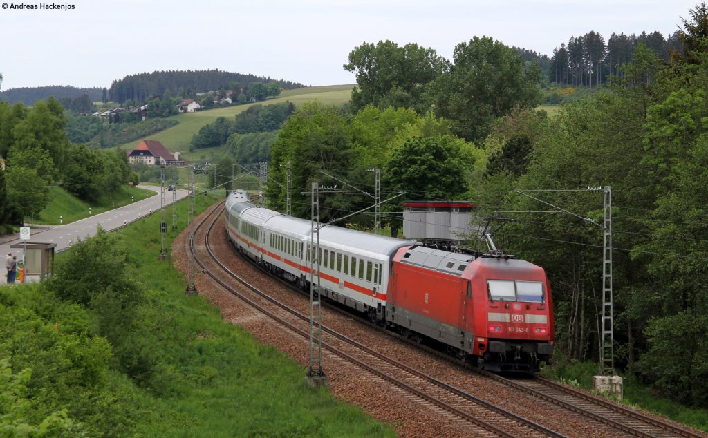 IC 2004  Bodensee  (Konstanz-Emden Hbf) mit Schublok 101 042-0 am Esig St.Georgen 22.5.11