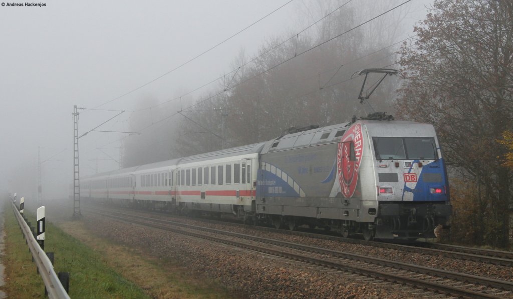 IC 2004  Bodensee  (Konstanz-Emden Hbf) mit Schublok 101 060-2  60 Jahre Bundespolizei  bei St.Georgen 13.11.11