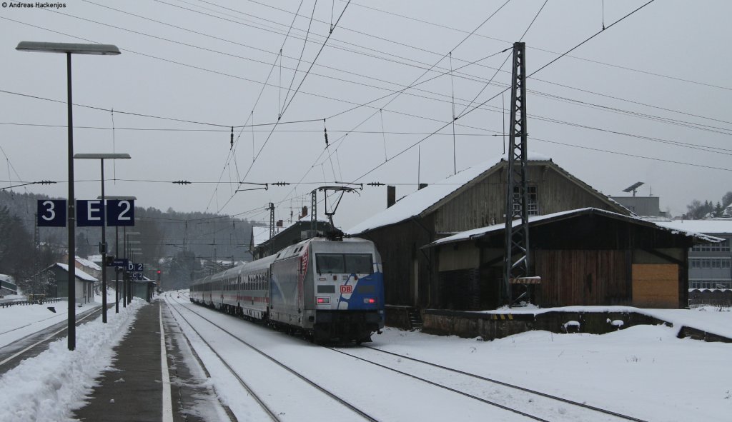 IC 2006  Bodensee  (Konstanz-Dortmund Hbf) mit Schublok 101 060-2  60 Jahre Bundespolizei  bei der Einfahrt St.Georgen 31.12.11