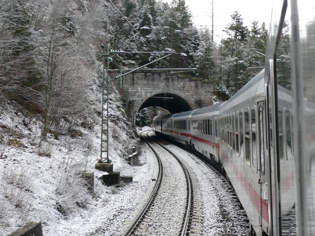IC 2006 (Konstanz-Dortmund) unterwegs auf der Schwarzwaldbahn. 2.4.10