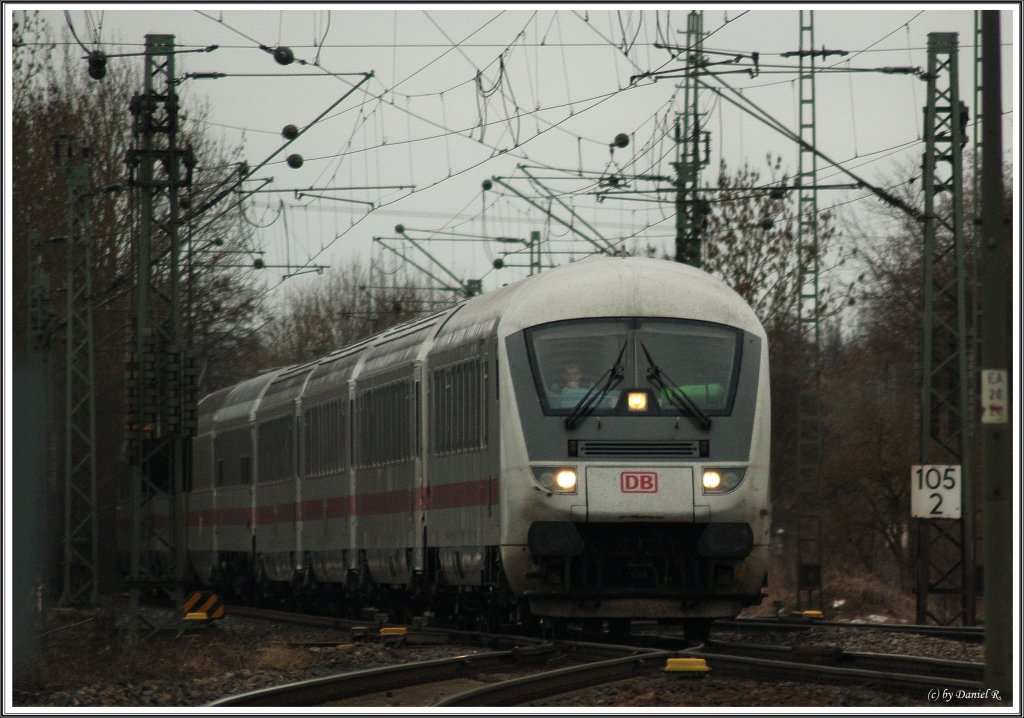 IC 2024 (Passau - Hamburg-Altona) mit Steuerwagen vorraus. Hinten schubste 101 045 den Inter City zum nchsten Halt Regensburg Hbf. (05.02.211, Mangolding) 
