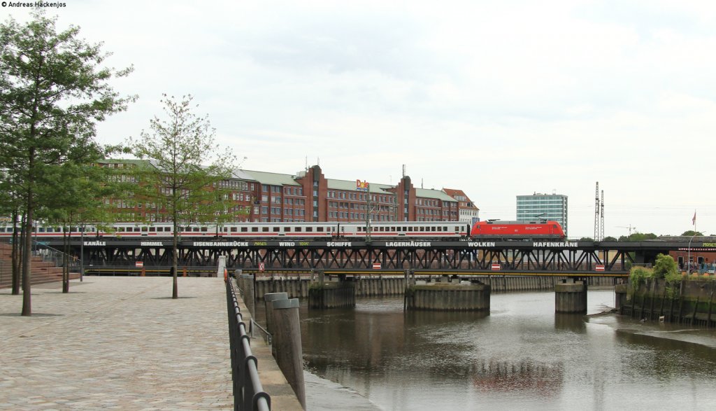 IC 2028 (N�rnberg Hbf-Hamburg Altona) mit Schublok 101 006-5 auf der Oberhafenbr�cke 5.8.12