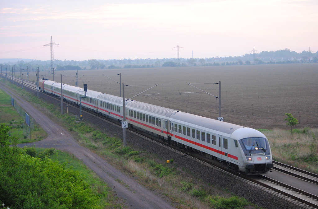 IC 2044 von Leipzig nach Kln, auf der Neubaustrecke zwischen Leipzig/Messe und Flughafen Leipzig/Halle. (05.05.2012)